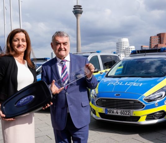 Ford übergibt Streifenwagen-Flotte an Nordrhein-Westfalens Innenminister Herbert Reul