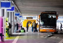 Fernbus-Bahnhöfe: Passagiere stehen zu oft im Regen / ADAC Test kritisiert oftmals fehlende Fahrgastinformationen / Zu wenig Sitzplätze im Wartebereich / Testsieger ist Stuttgart