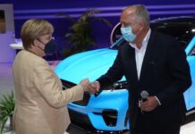 IAA Mobility: Angela Merkel besucht den Ford-Stand