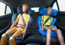 Kindersitze richtig einbauen ADAC: Nicht immer die Kopfstützen entfernen