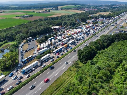 #digitalesForum: Wer rastet, der ist in Gefahr – LKW-Parken auf deutschen Rasthöfen Interaktiver Live-Talk am Mittwoch, 8. Dezember um 12 Uhr auf www.adac-mittelrhein.de/digitalesforum