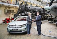 Erster in Tschechien hergestellter ŠKODA ENYAQ iV an Technisches Nationalmuseum übergeben
