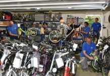 Ford Freiwillige organisierten Fahrradwerkstatt für Geflüchtete
