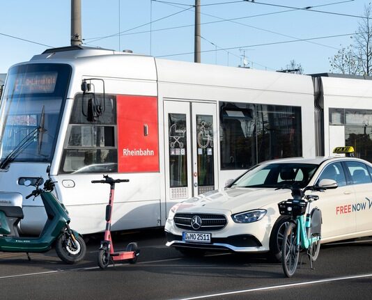 FREE NOW integriert als erste überregionale Mobilitätsplattform in Deutschland ÖPNV-Tickets in seine App