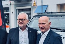 STOOF INTERNATIONAL: Fred Stoof, der Regierende Bürgermeister von Berlin, Kai Wegner und die rollende Festung „TROJAN“