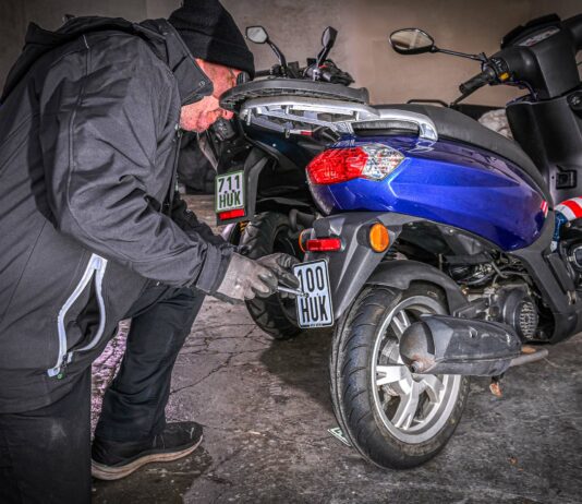 Versicherungskennzeichen für E-Scooter und S-Pedelecs: Warum eine hohe Versicherungssumme zwingend erforderlich ist